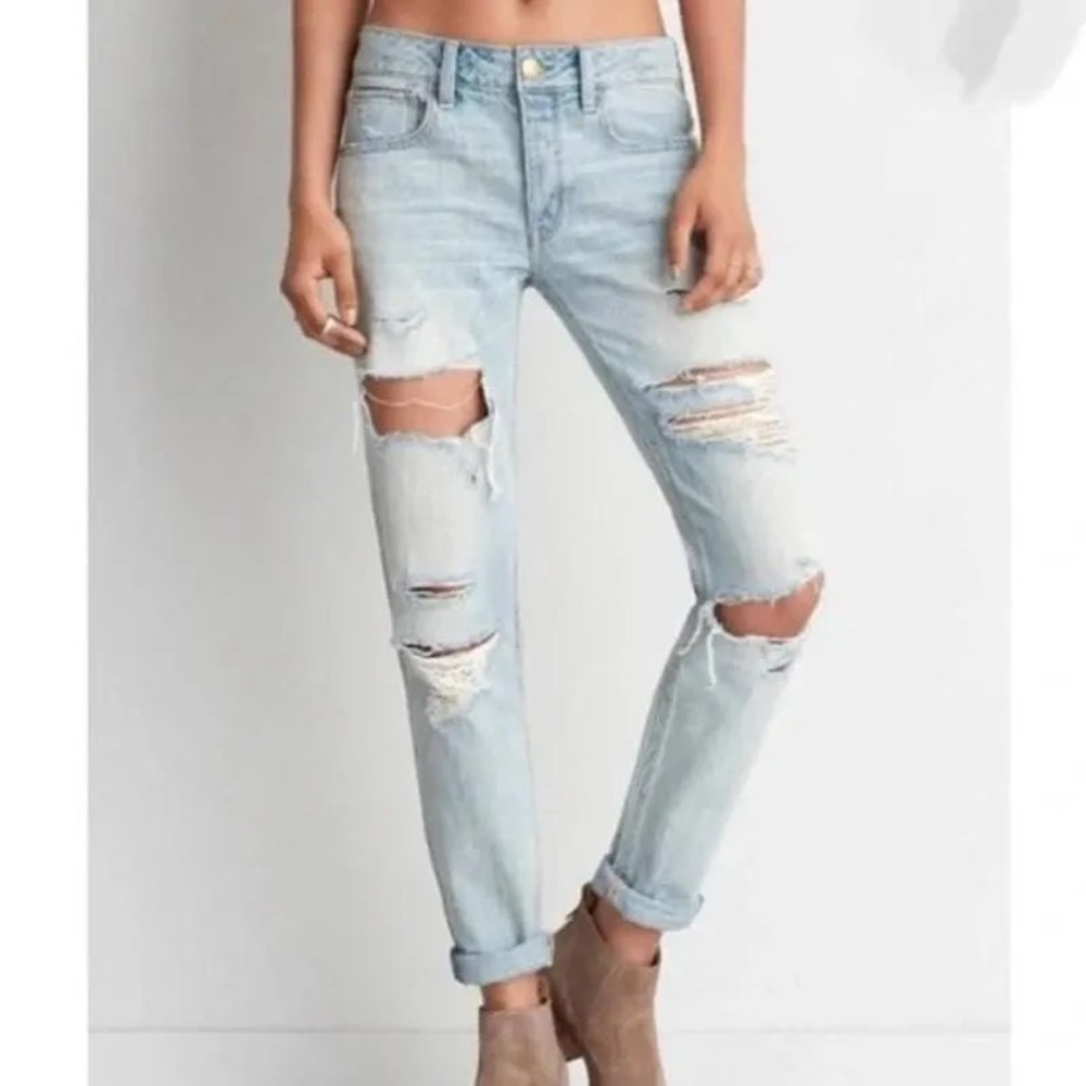 AE American Eagle Tomgirl Boyfriend Distressed Mid Rise Jeans Light Wash Size 4